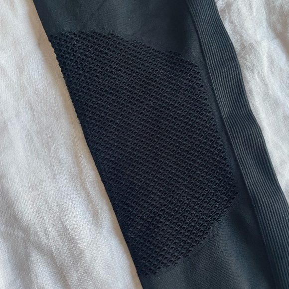 UNIQLO AIRISM SEAMLESS HIGH RISE SUPPORT LEGGINGS - Picture 3 of 4